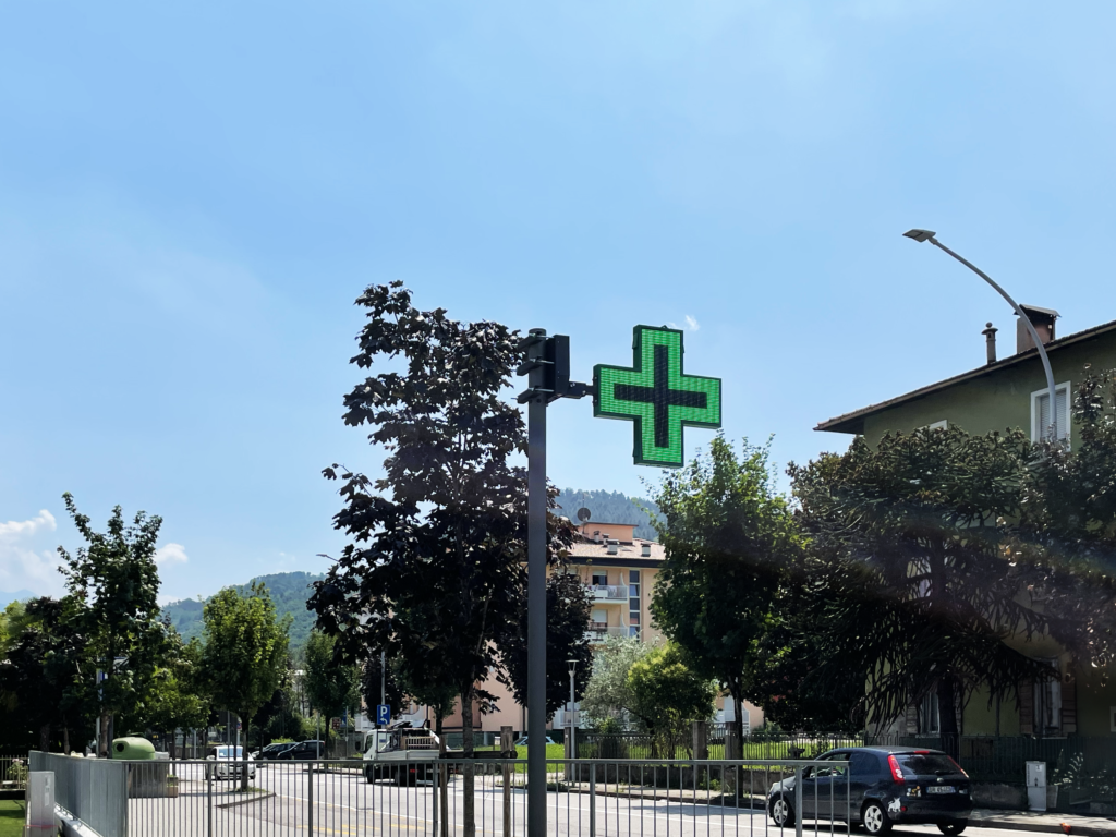 Croce a Led mod. Green Farmacia Monte Albano Mori